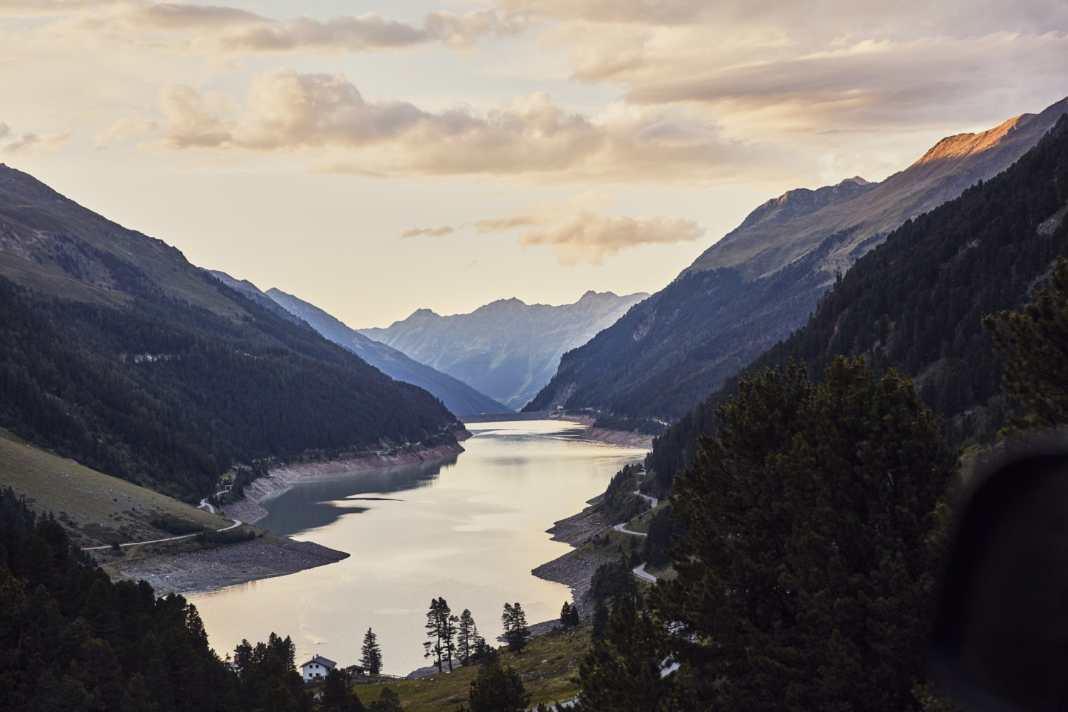 Jonathan Du Mortier is a Belgium based photographer. He often travels for various clients, regularly working as an assistant. Mostly working on commercials, he also finds himself working on more fashion and corporate jobs.