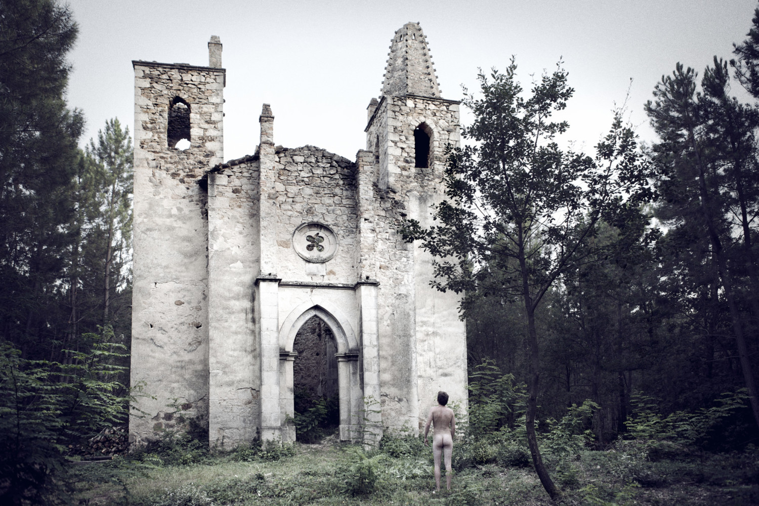 Jonathan Du Mortier is a Belgium based photographer. He often travels for various clients, regularly working as an assistant. Mostly working on commercials, he also finds himself working on more fashion and corporate jobs.